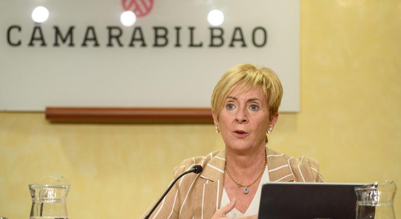 La Consejera Arantxa Tapia durante su intervención en Los Viernes de la Cámara de Cámarabilbao donde ha analizado los retos presentes y futuros de la economía vasca.