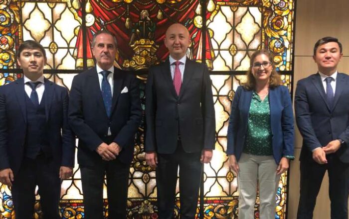 El embajador de Kazajistán visita la Cámara de Comercio de Bilbao para estrechar lazos comerciales con Bizkaia