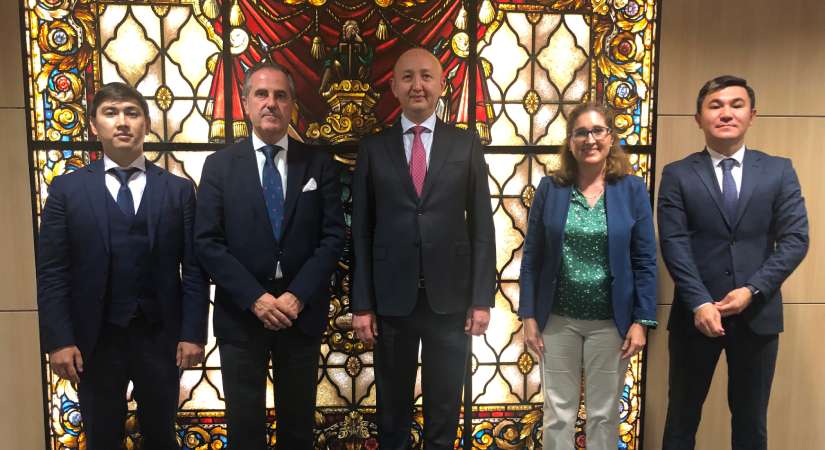 El embajador de Kazajistán visita la Cámara de Comercio de Bilbao para estrechar lazos comerciales con Bizkaia
