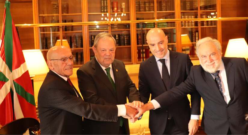 Pedro Azpiazu, y los presidentes de las Cámaras de Comercio de Araba, Gregorio Rojo; Bilbao, José Ignacio Zudaire; y Gipuzkoa, Mauricio Arregui,