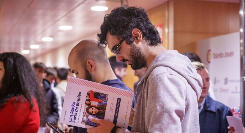 La Feria de Empleo de Cámarabilbao conecta a empresas de Bizkaia con jóvenes profesionales